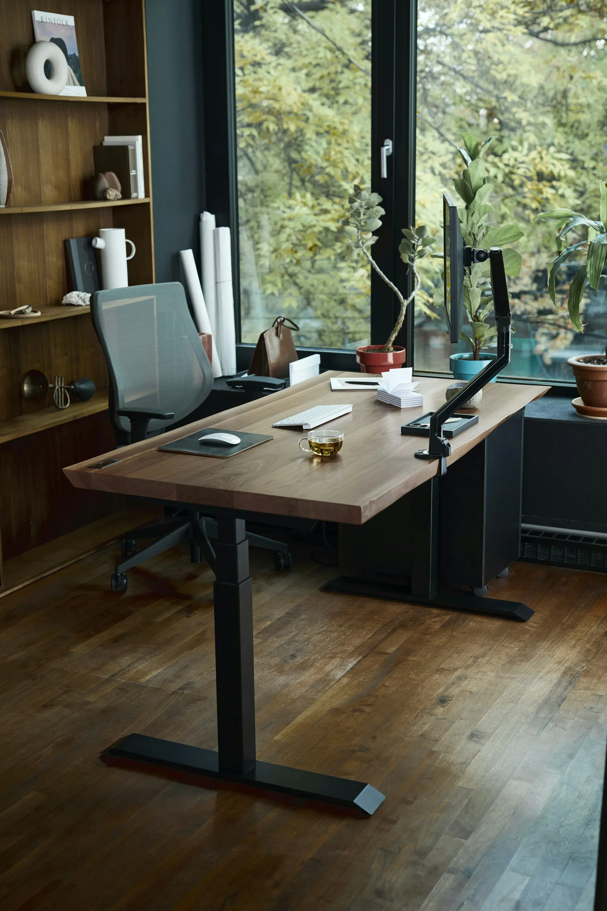 Postazione di lavoro con computer e scrivania accanto a una finestra